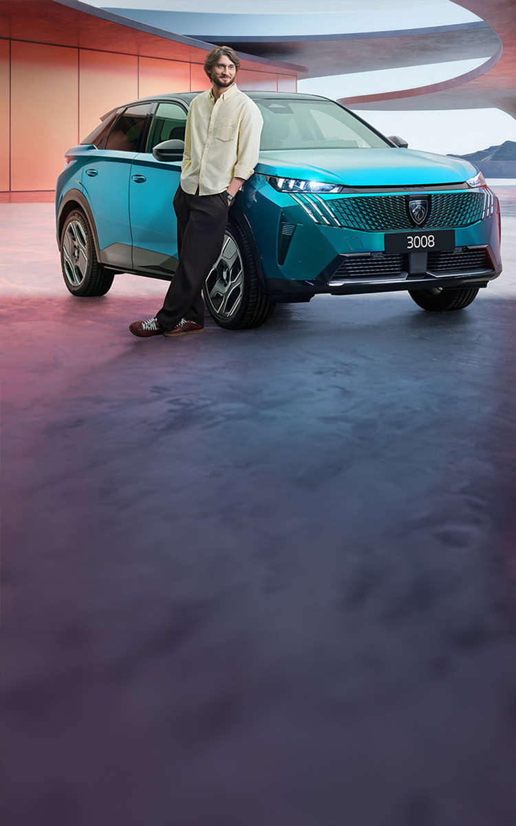 Художній керівник хору «Гомін» Вадим Яценко біля кросовера Peugeot 3008, зовнішній вигляд
