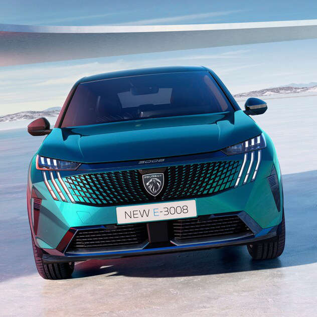 Вигляд спереду наPeugeot e-3008 синього кольору