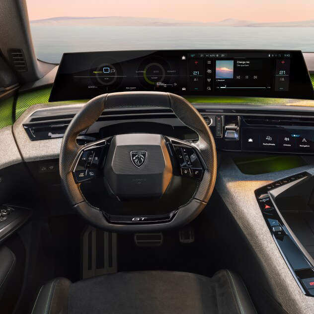 Місце водія у салоні Peugeot e-5008