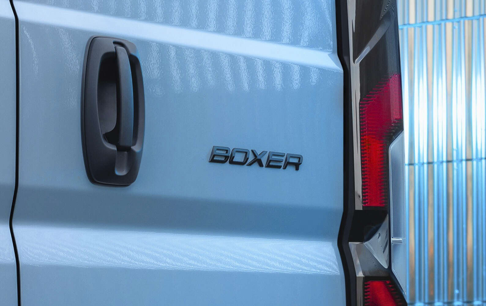 Напис «Boxer» на задніх дверях нового Peugeot Boxer