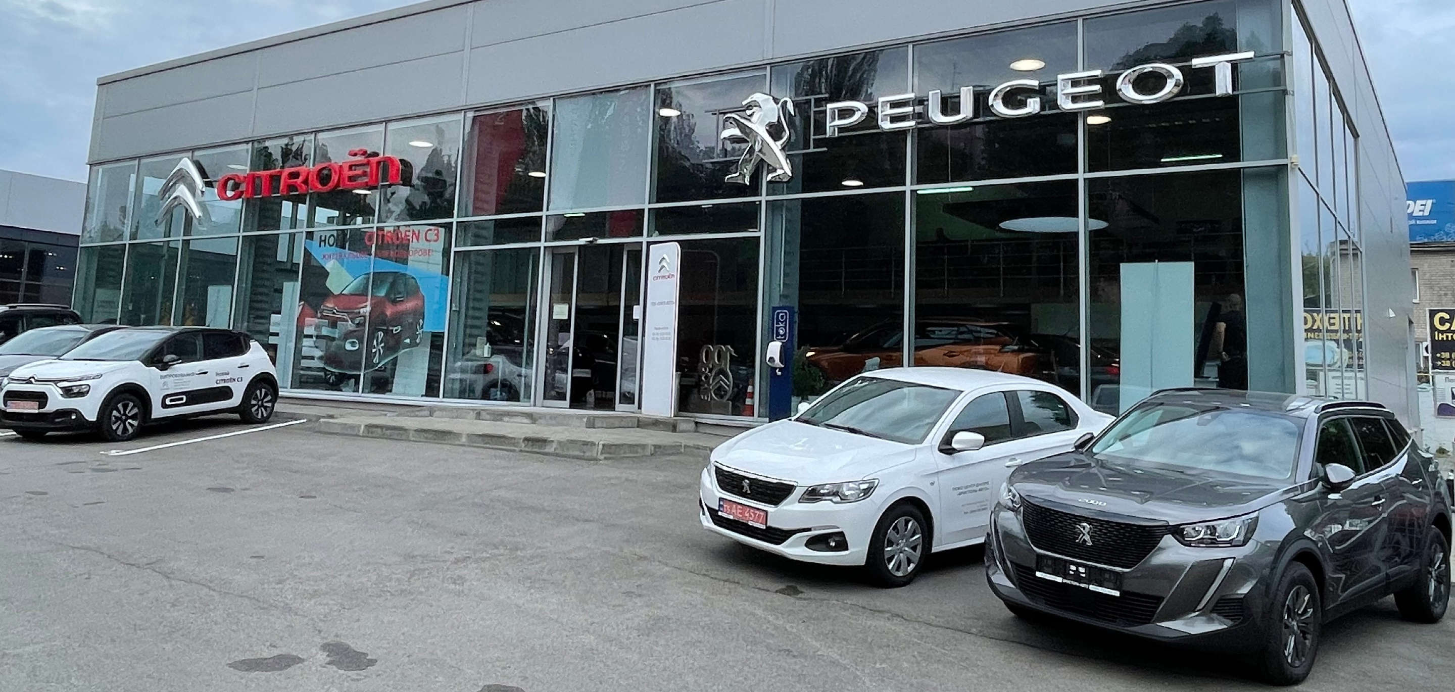 Фасад автосалону Peugeot «Сінгл Авто» у Дніпрі