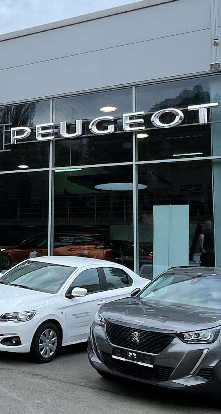Фасад автосалону Peugeot «Сінгл Авто» у Дніпрі