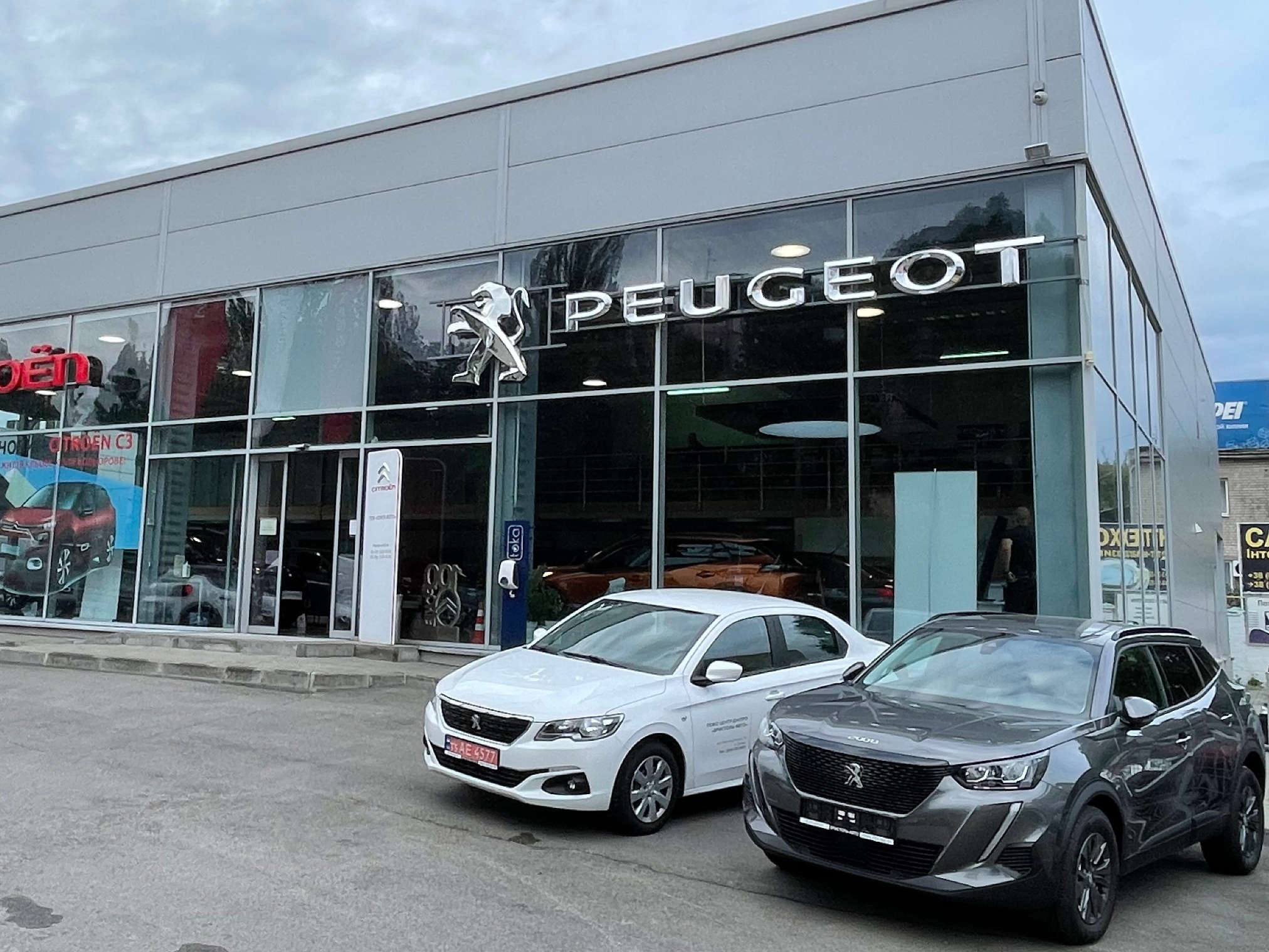 Фасад автосалону Peugeot «Сінгл Авто» у Дніпрі